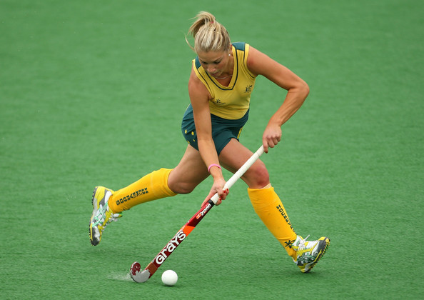 How to Play Field Hockey (With Field Hockey Field Dimensions)